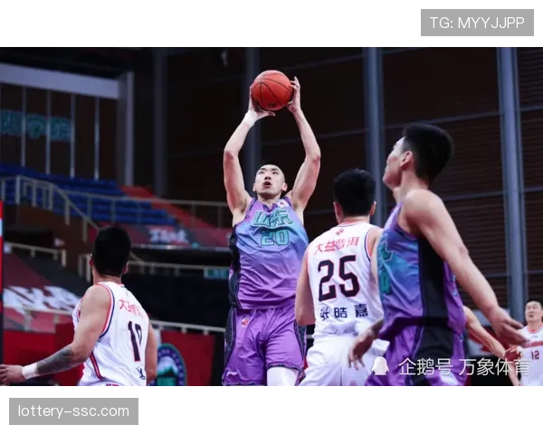 争议瞬间:徐杰突破上篮被犯规裁判未吹,广东教练组提出挑战 争议瞬间:徐杰突破上篮被犯规裁判未吹,广东教练组提出挑战